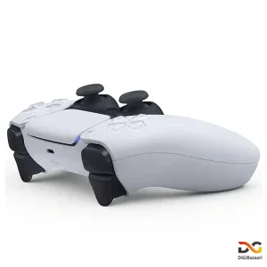 دسته سفید PS5 در کنار کنسول