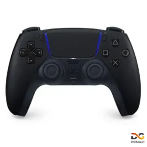 کنترلر DualSense مشکی مخصوص کنسول PS5 روی میز گیمینگ