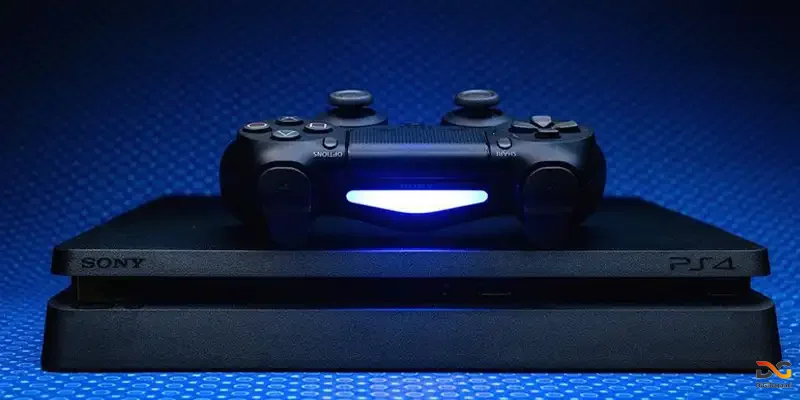 کنسول PS4 Slim در حال اجرا در کنار تلویزیون