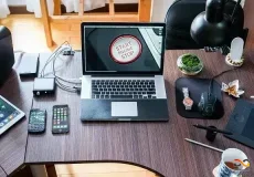 میز مطالعه دانشجو با لپ‌تاپ، ماوس، کیبورد و هدفون؛ تجهیزات ضروری برای ترم اول دانشگاه در دیجی بازاری