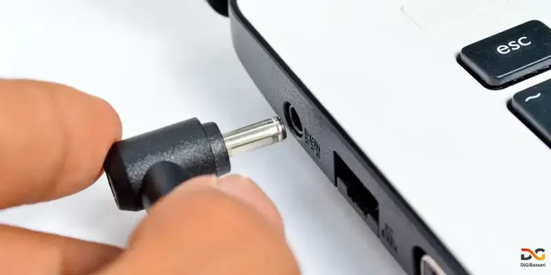 لپ‌ تاپ در حال شارژ روی میز کاری در دیجی بازاری