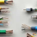 مجموعه‌ای از کابل‌های USB، HDMI و شبکه روی میز کامپیوتر در دیجی بازاری