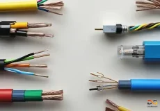 مجموعه‌ای از کابل‌های USB، HDMI و شبکه روی میز کامپیوتر در دیجی بازاری