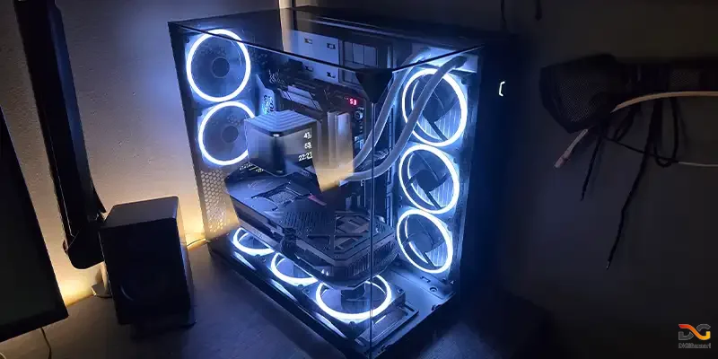 کیس کامپیوتر گیمینگ با نور RGB و تهویه حرفه‌ای